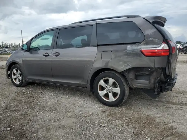 5TDKZ3DC1HS855156 2017 TOYOTA SIENNA - Image 2