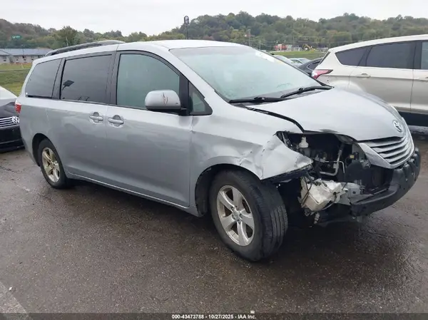 5TDKZ3DC1HS855836 2017 TOYOTA SIENNA - Image 1