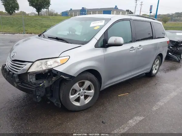 5TDKZ3DC1HS855836 2017 TOYOTA SIENNA - Image 2