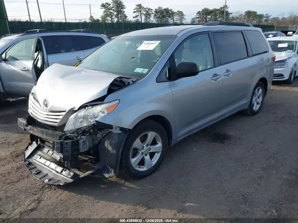 5TDKZ3DC1HS861331 2017 TOYOTA SIENNA - Image 2