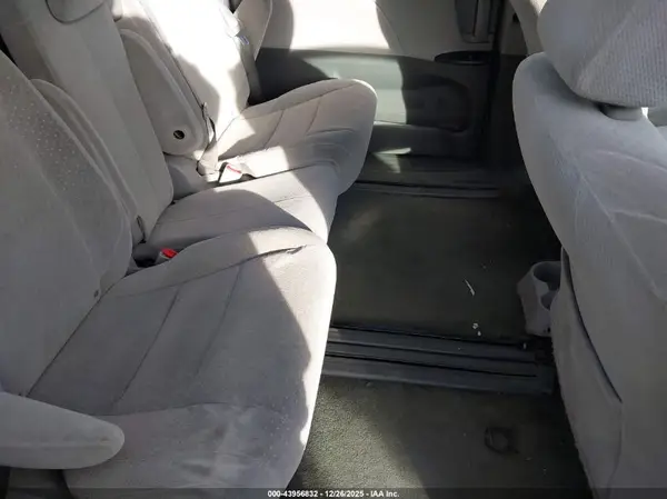 5TDKZ3DC1HS861331 2017 TOYOTA SIENNA - Image 8