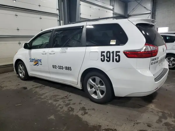 5TDKZ3DC1HS862334 2017 TOYOTA SIENNA - Image 2