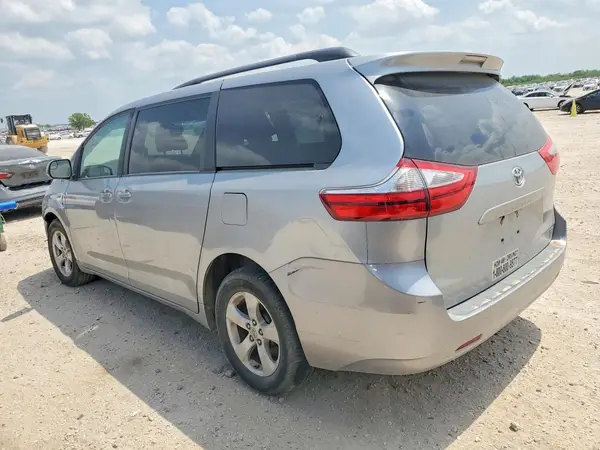 5TDKZ3DC1HS862544 2017 TOYOTA SIENNA - Image 2
