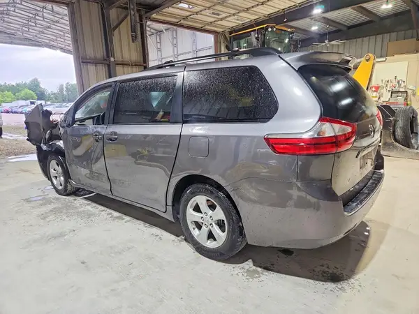 5TDKZ3DC1HS865458 2017 TOYOTA SIENNA - Image 2