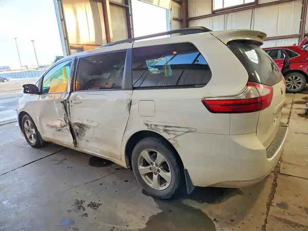 5TDKZ3DC1HS868988 2017 TOYOTA SIENNA - Image 2