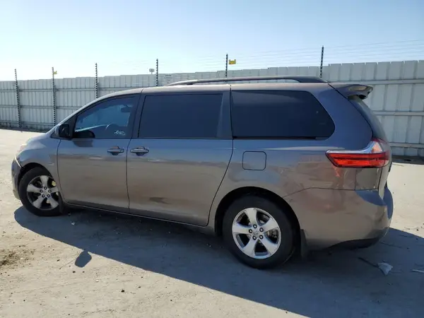 5TDKZ3DC1HS870188 2017 TOYOTA SIENNA - Image 2