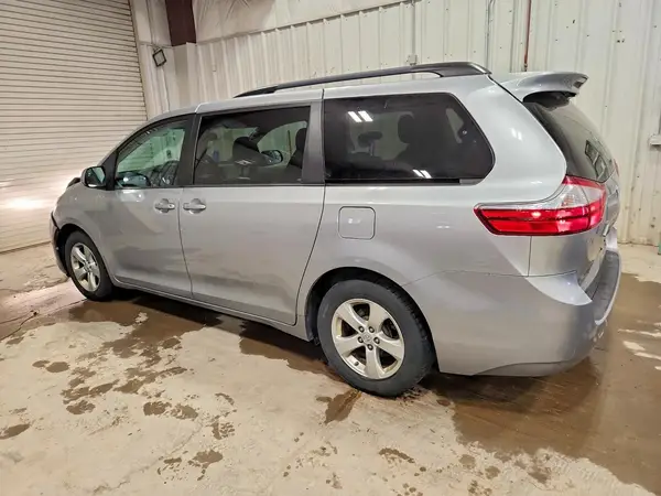 5TDKZ3DC1HS870840 2017 TOYOTA SIENNA - Image 2