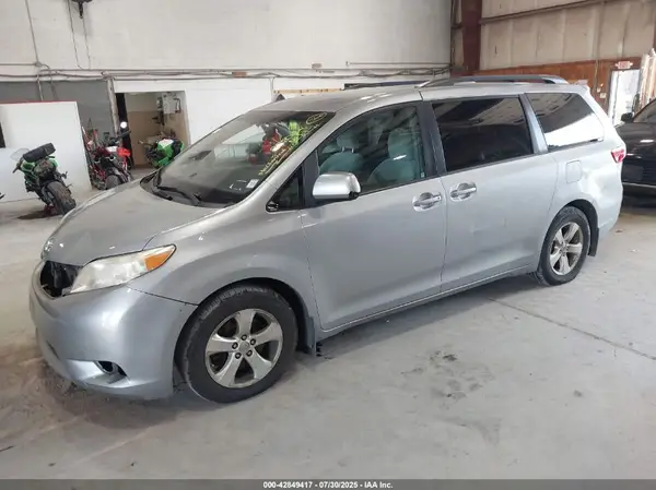 5TDKZ3DC1HS872569 2017 TOYOTA SIENNA - Image 2