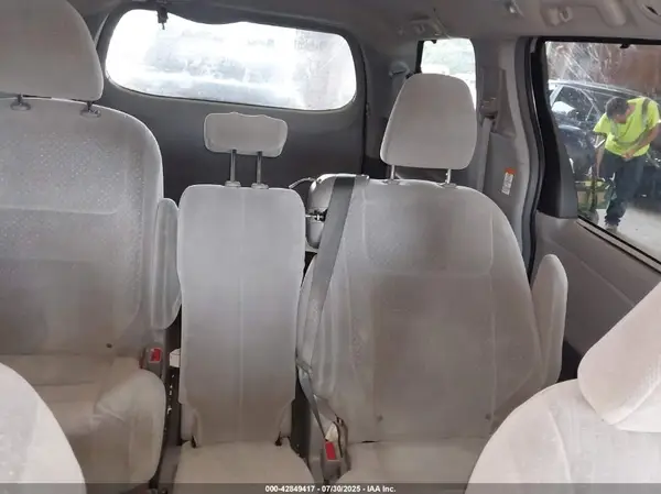 5TDKZ3DC1HS872569 2017 TOYOTA SIENNA - Image 8
