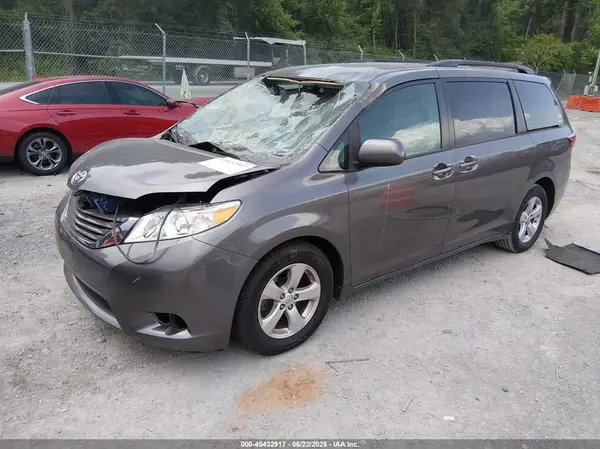 5TDKZ3DC1HS877254 2017 TOYOTA SIENNA - Image 2