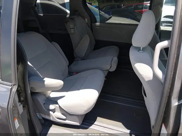 5TDKZ3DC1HS877254 2017 TOYOTA SIENNA - Image 8