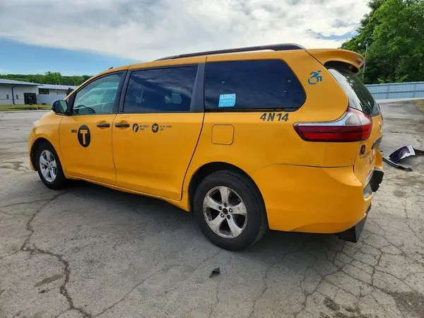 5TDKZ3DC1HS877772 2017 TOYOTA SIENNA - Image 2