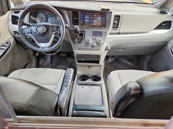 5TDKZ3DC1HS877772 2017 TOYOTA SIENNA - Image 8
