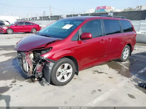 5TDKZ3DC1HS878503 2017 TOYOTA SIENNA - Image 2