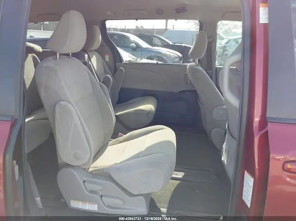 5TDKZ3DC1HS878503 2017 TOYOTA SIENNA - Image 8
