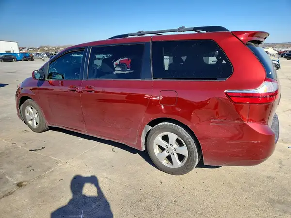 5TDKZ3DC1HS881952 2017 TOYOTA SIENNA - Image 2