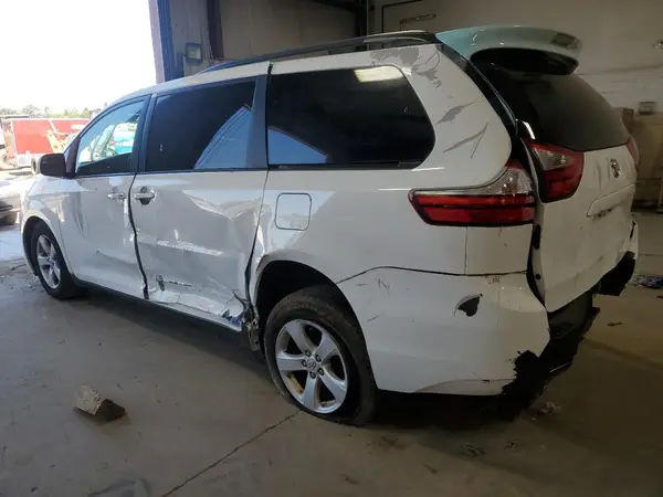 5TDKZ3DC1HS884303 2017 TOYOTA SIENNA - Image 2