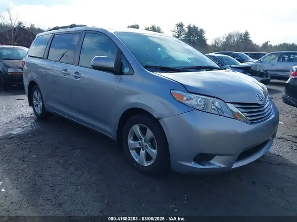 5TDKZ3DC1HS889209 2017 TOYOTA SIENNA - Image 1