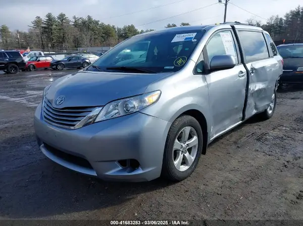 5TDKZ3DC1HS889209 2017 TOYOTA SIENNA - Image 2