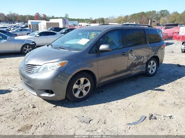 5TDKZ3DC1HS890084 2017 TOYOTA SIENNA - Image 2