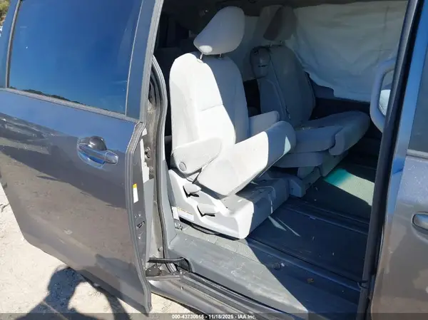 5TDKZ3DC1HS890084 2017 TOYOTA SIENNA - Image 8