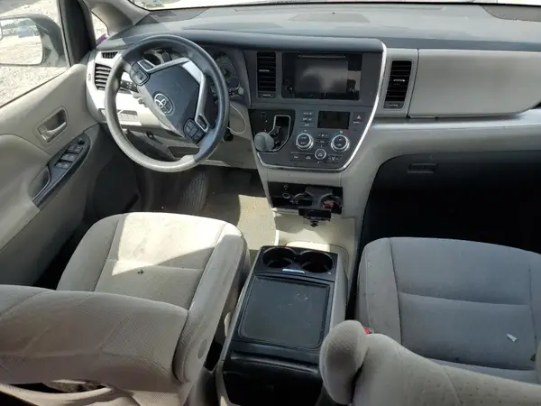 5TDKZ3DC1HS890926 2017 TOYOTA SIENNA - Image 8