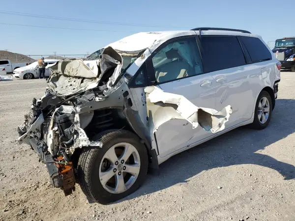 5TDKZ3DC1HS892966 2017 TOYOTA SIENNA - Image 1