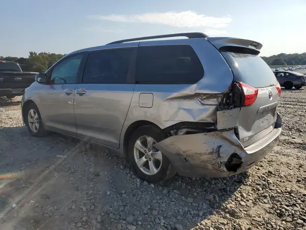 5TDKZ3DC1HS898153 2017 TOYOTA SIENNA - Image 2