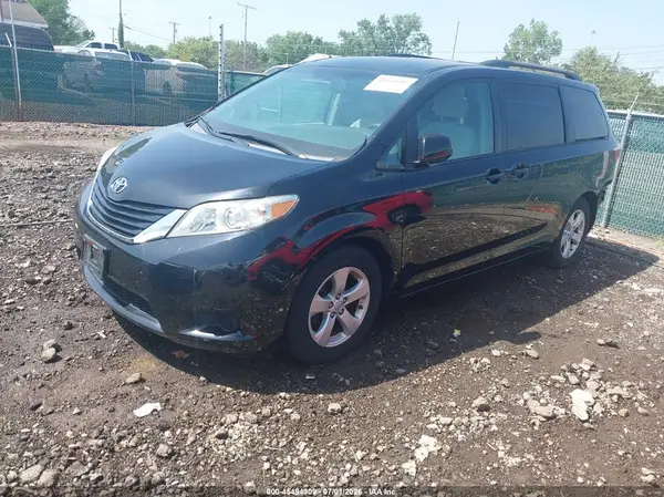 5TDKZ3DC1HS898699 2017 TOYOTA SIENNA - Image 2