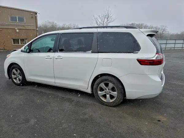 5TDKZ3DC1HS899691 2017 TOYOTA SIENNA - Image 2