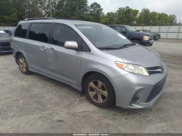 5TDKZ3DC1JS901252 2018 TOYOTA SIENNA - Image 1