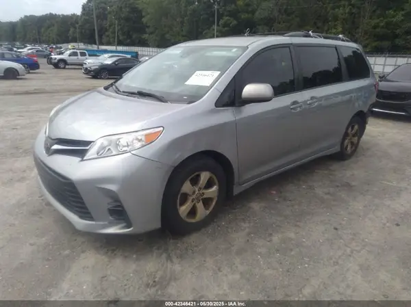 5TDKZ3DC1JS901252 2018 TOYOTA SIENNA - Image 2