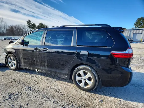 5TDKZ3DC1JS905401 2018 TOYOTA SIENNA - Image 2