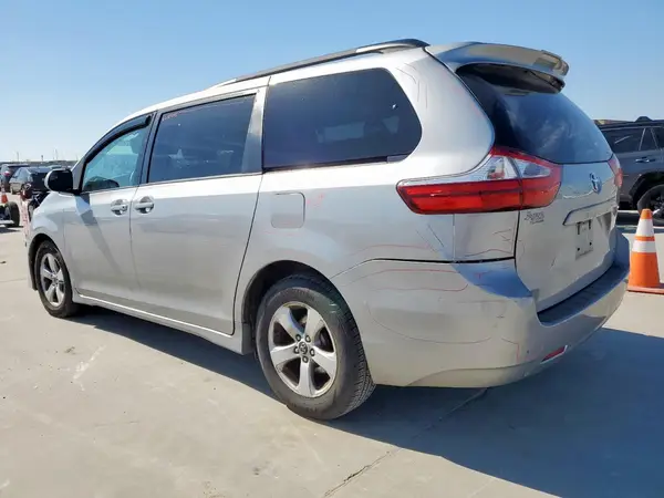 5TDKZ3DC1JS907553 2018 TOYOTA SIENNA - Image 2