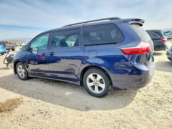 5TDKZ3DC1JS908668 2018 TOYOTA SIENNA - Image 2