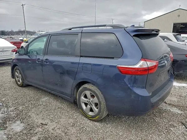 5TDKZ3DC1JS908928 2018 TOYOTA SIENNA - Image 2