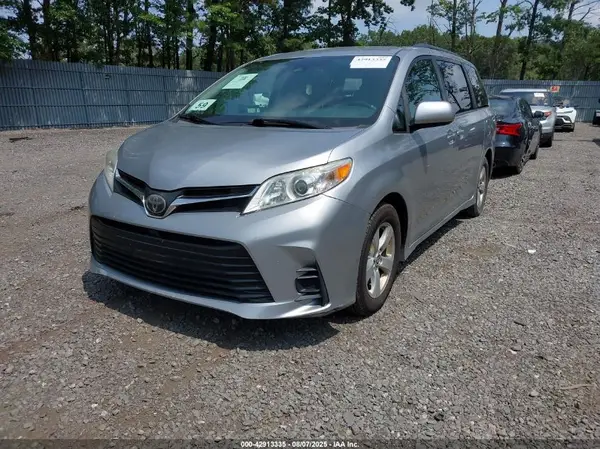 5TDKZ3DC1JS910324 2018 TOYOTA SIENNA - Image 2