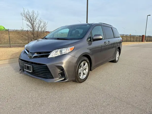 5TDKZ3DC1JS925096 2018 TOYOTA SIENNA - Image 2