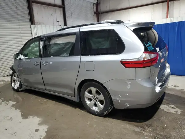 5TDKZ3DC1JS926071 2018 TOYOTA SIENNA - Image 2