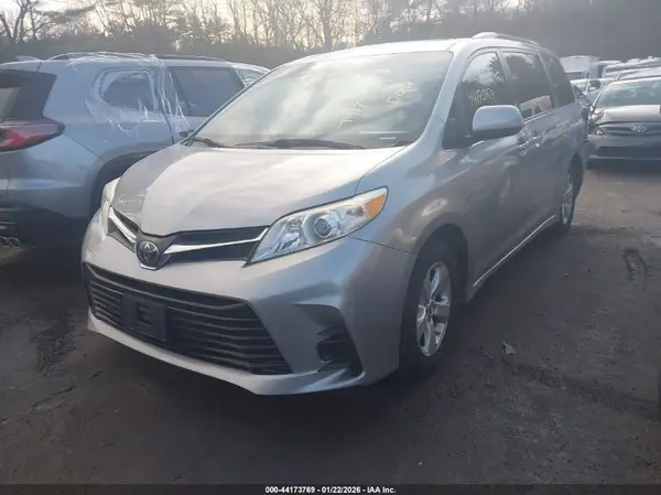 5TDKZ3DC1JS927298 2018 TOYOTA SIENNA - Image 2