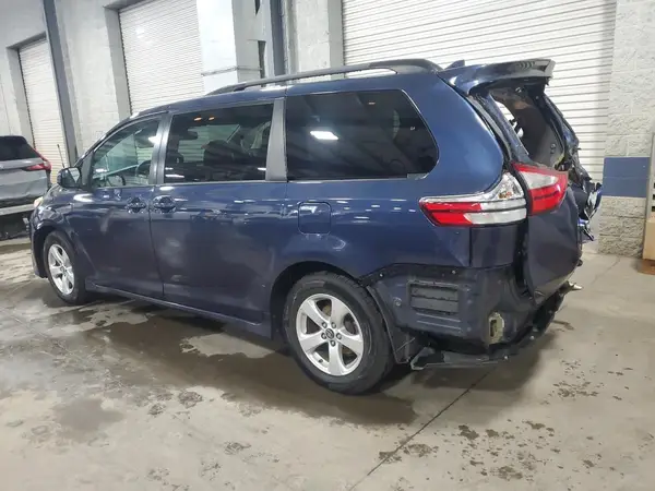 5TDKZ3DC1JS927804 2018 TOYOTA SIENNA - Image 2
