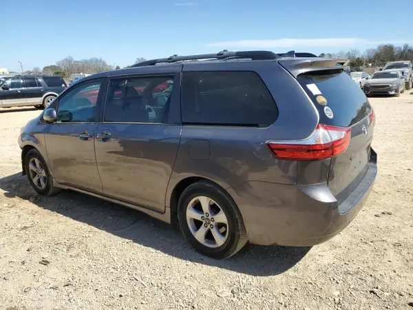 5TDKZ3DC1JS929696 2018 TOYOTA SIENNA - Image 2