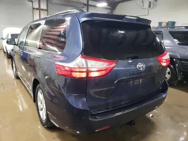 5TDKZ3DC1JS936650 2018 TOYOTA SIENNA - Image 2