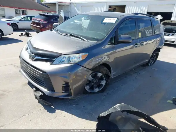 5TDKZ3DC1JS937801 2018 TOYOTA SIENNA - Image 2