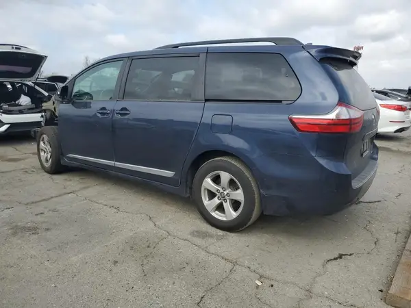 5TDKZ3DC1JS940780 2018 TOYOTA SIENNA - Image 2