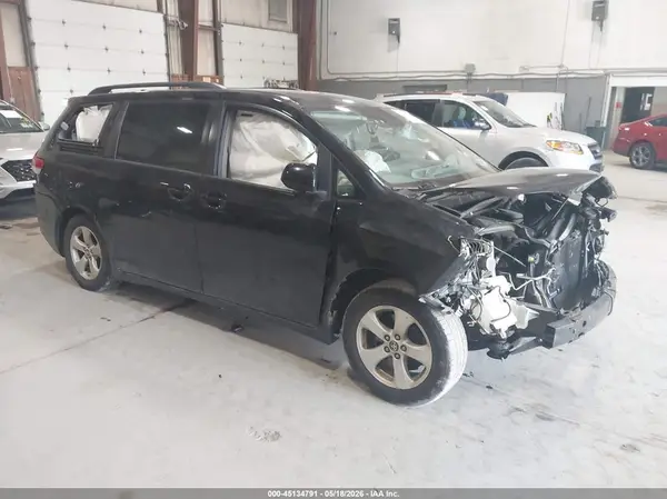 5TDKZ3DC1JS944456 2018 TOYOTA SIENNA - Image 1