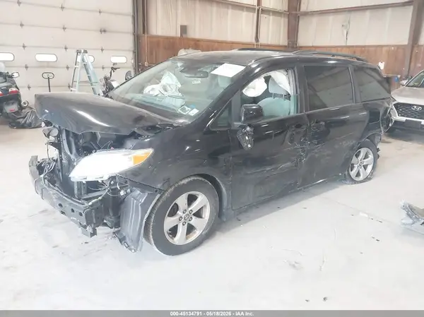 5TDKZ3DC1JS944456 2018 TOYOTA SIENNA - Image 2