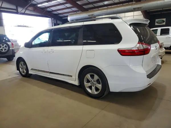 5TDKZ3DC1JS944814 2018 TOYOTA SIENNA - Image 2