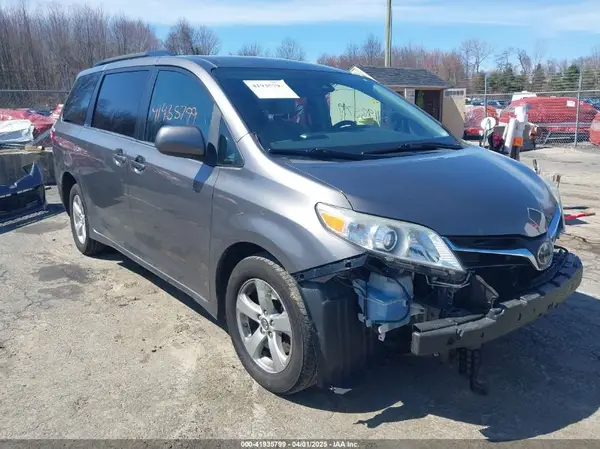 5TDKZ3DC1JS946224 2018 TOYOTA SIENNA - Image 1