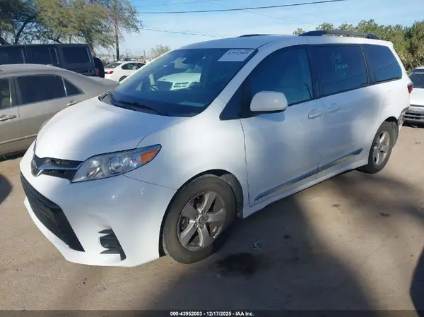 5TDKZ3DC1JS946868 2018 TOYOTA SIENNA - Image 2